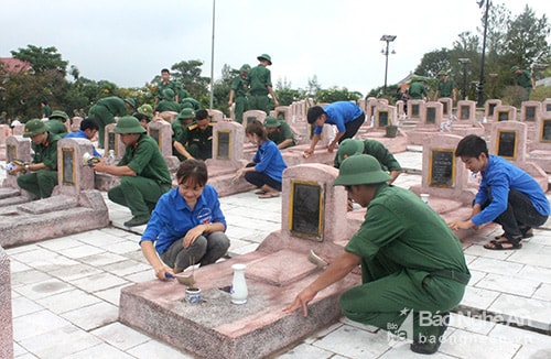 Gắn gần 1000 bình hoa mới trên các phần mộ liệt sĩ