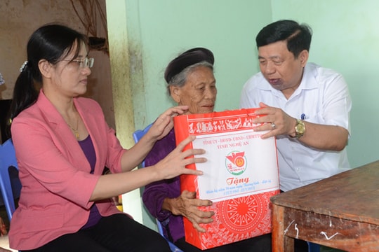 Lãnh đạo tỉnh dâng hương tại các khu di tích, thăm, tặng quà các gia đình chính sách