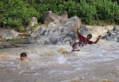 Những trò chơi gây 'choáng' của trẻ em miền núi trong dòng nước lũ