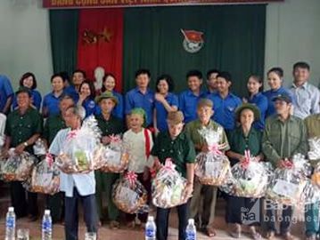 Đoàn Khối các cơ quan tỉnh tặng quà gia đình chính sách tại Tân Kỳ