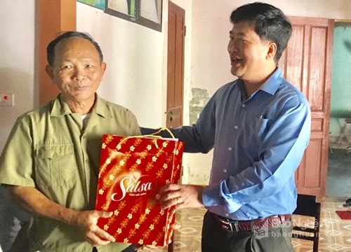 Lãnh đạo huyện Anh Sơn thăm, tặng quà gia đình chính sách