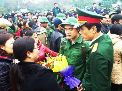 Tô thắm truyền thống vẻ vang lực lượng vũ trang Thành phố Đỏ anh hùng