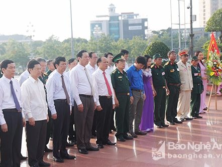 Đoàn đại biểu người có công tiêu biểu dâng hương, dâng hoa tại Quảng trường Hồ Chí Minh