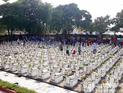Quỳ Hợp: Thay mới gần 600 lọ hoa trên các phần mộ liệt sỹ