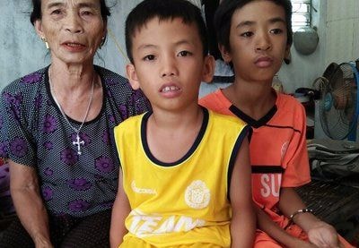 Xót xa số phận hai đứa trẻ bị bố mẹ bỏ rơi trong căn nhà bị bão cuốn.