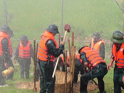 Hơn 300 người dân Yên Thành tham gia diễn tập phòng chống bão lụt