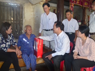 Trưởng ban Tuyên giáo Tỉnh ủy tặng quà các gia đình chính sách ở Quỳnh Lưu, Hoàng Mai