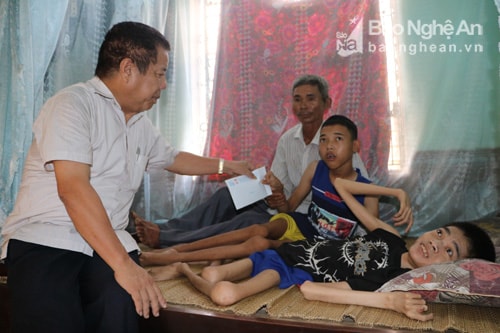 Tổng Công ty Vật tư Nông nghiệp Nghệ An tặng quà gia đình chính sách