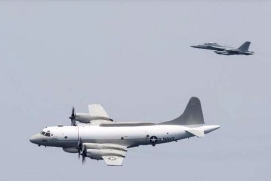 Chiến cơ Trung Quốc chặn máy bay Mỹ trên biển Hoa Đông