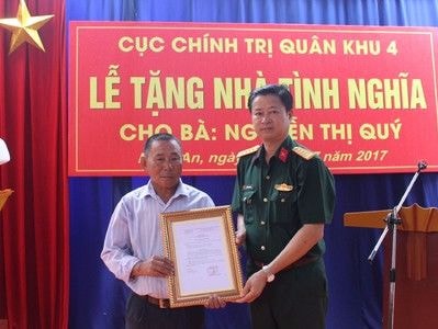 Cục Chính trị Quân khu 4 tặng nhà tình nghĩa cho vợ liệt sĩ