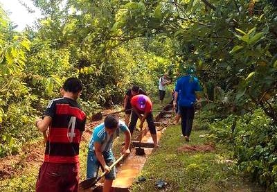 Gần 100 thanh niên giúp dân bản khơi thông kênh mương