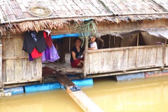 Chông chênh xóm chài trong lũ