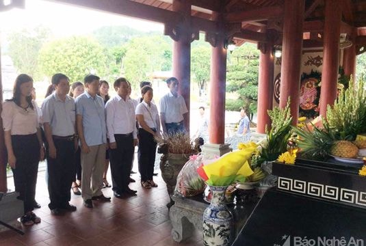 Ban Tuyên giáo Tỉnh ủy dâng hương tri ân các anh hùng liệt sỹ