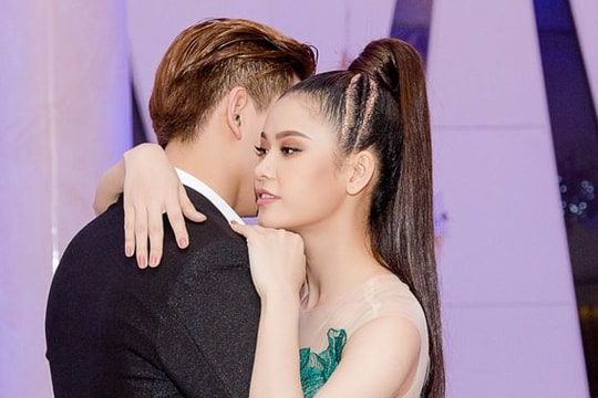 Tim - Trương Quỳnh Anh tình tứ ôm nhau ở sự kiện