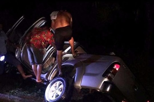 Xe bán tải mất lái lao xuống ruộng, 3 người bị thương