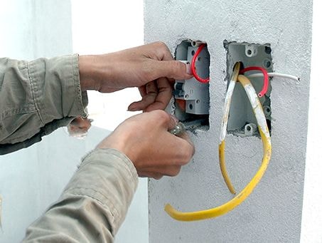 Cách sử dụng thiết bị điện an toàn mùa mưa bão