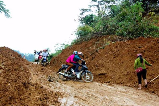 Sạt lở nghiêm trọng trên Quốc lộ 16