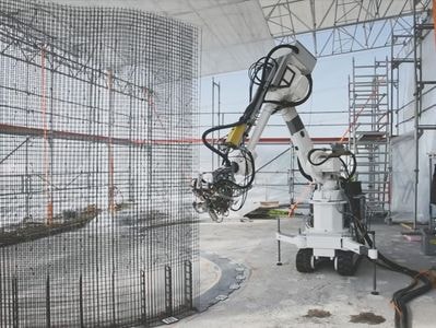 Robot thoăn thoắt đan lưới thép xây nhà