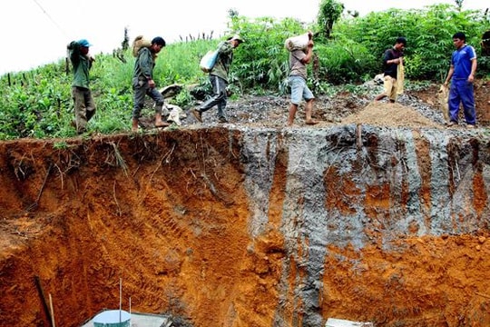 Cõng cát, đá lên đồi dựng lại cột điện cao thế