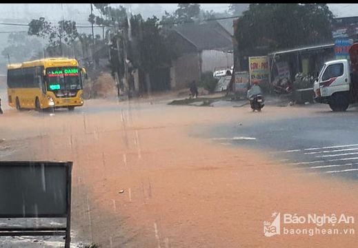 Mưa lớn, nhiều đoạn trên Quốc lộ 7 thành sông