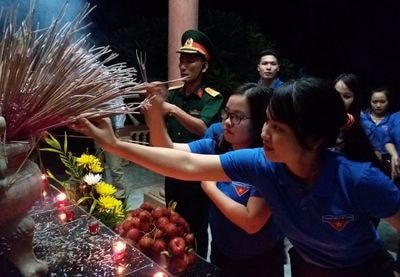 Các huyện miền Tây thắp nến tri ân các anh hùng liệt sỹ