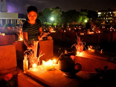 Linh thiêng nghìn ngọn nến tri ân ở nghĩa trang liệt sỹ TP Vinh