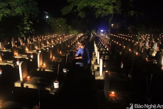 Thành kính, thiêng liêng đêm tri ân ở Nghĩa trang Quốc tế Việt - Lào