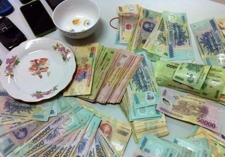 Tạm giữ nhóm 'quý bà' đánh bạc hơn 1 tỷ đồng