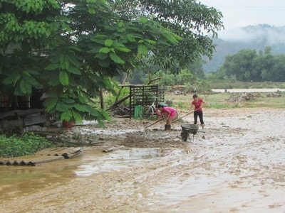 Lũ ống, lũ quét tràn qua xã biên giới ở Nghệ An