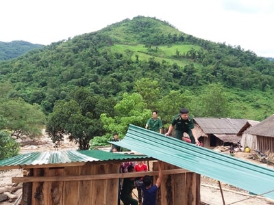 Bộ đội biên phòng giúp dân làm nhà sau mưa lũ