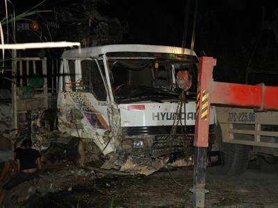 Xe tải mất phanh đâm vào taluy đường