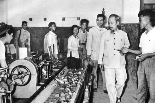 Bác Hồ với giai cấp công nhân và tổ chức công đoàn