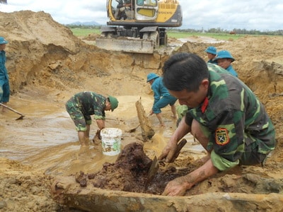 Phát hiện, xử lý 240 quả bom bi dưới ruộng lúa