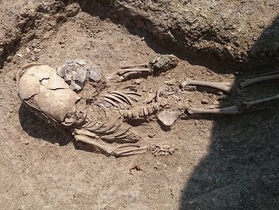 Hài cốt 2.000 năm của bé trai có hộp sọ 'ngoài hành tinh'