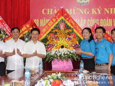 Lãnh đạo tỉnh chúc mừng Liên đoàn Lao động tỉnh nhân kỷ niệm ngày truyền thống