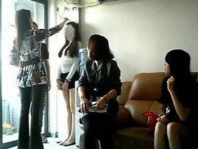 Một phụ nữ suýt chết vì 'bán trứng' ở chợ đen