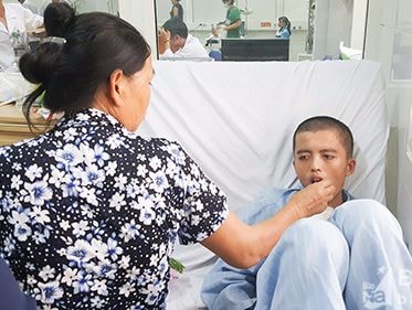 Người mẹ Phú Thọ tìm được con bị tai nạn ở Nghệ An nhờ facebook