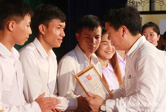 88 du học sinh Lào được trao chứng chỉ tốt nghiệp khoá đào tạo Tiếng Việt