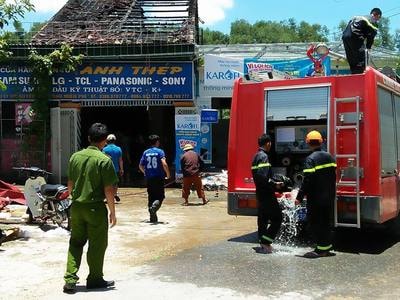 Cửa hàng điện tử lớn ở Thanh Chương bất ngờ bốc cháy