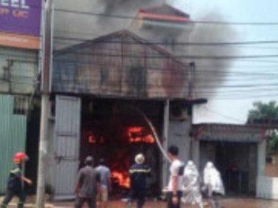 Cháy lớn sau tiếng nổ tại xưởng bánh kẹo, tìm thấy 5 thi thể