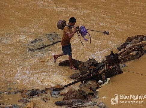 Người dân vùng cao sửa điện cù giữa dòng nước lũ