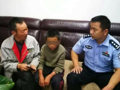 Bỏ nhà đi, bé 10 tuổi tự bắt rắn ăn ở Trung Quốc