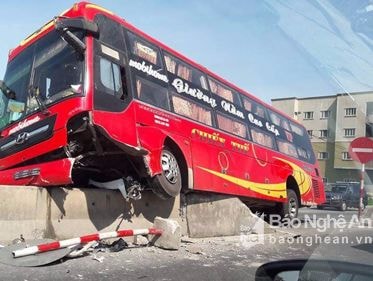 Xe giường nằm tông xe máy sang đường, 2 người bị thương nặng