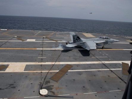 Tiêm kích Mỹ lần đầu cất hạ cánh trên siêu tàu sân bay lớp Ford