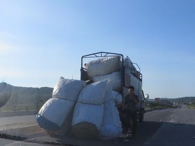 Xe chở phế liệu bất ngờ 'trút hàng' trên cầu Cấm