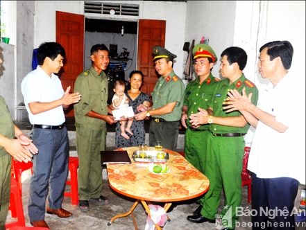 Hỗ trợ gia đình Công an viên khắc phục hậu quả cơn bão số 2