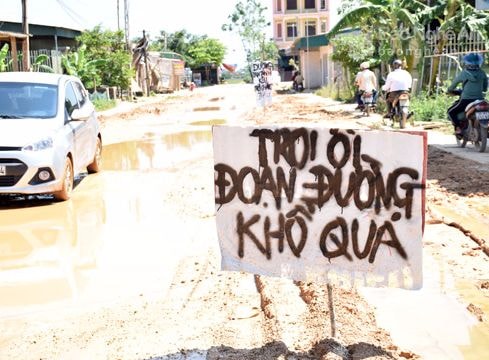 Người dân cắm biển giữa đường 'kêu khổ'