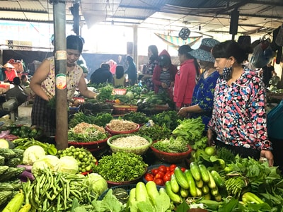 Nghệ An: Rau xanh khan hiếm và tăng giá mạnh sau mưa lũ