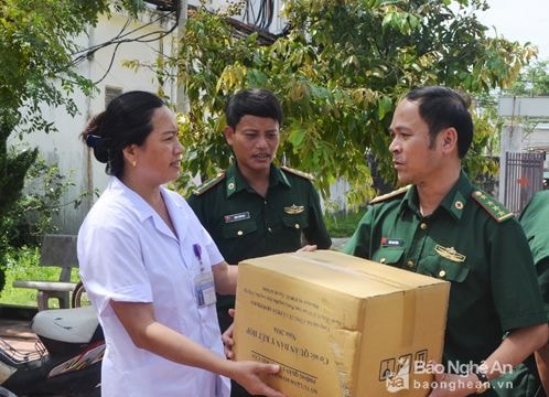 Bộ đội biên phòng giúp địa phương khoanh vùng ổ dịch sốt xuất huyết