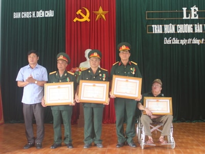 Diễn Châu: Trao Huân chương Bảo vệ Tổ quốc cho 5 cựu quân nhân